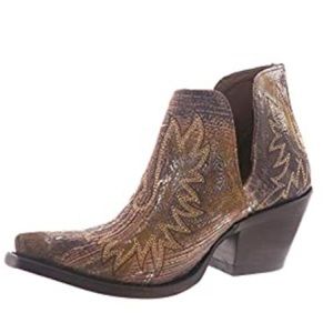 In great condition. Brown Ariat booties.